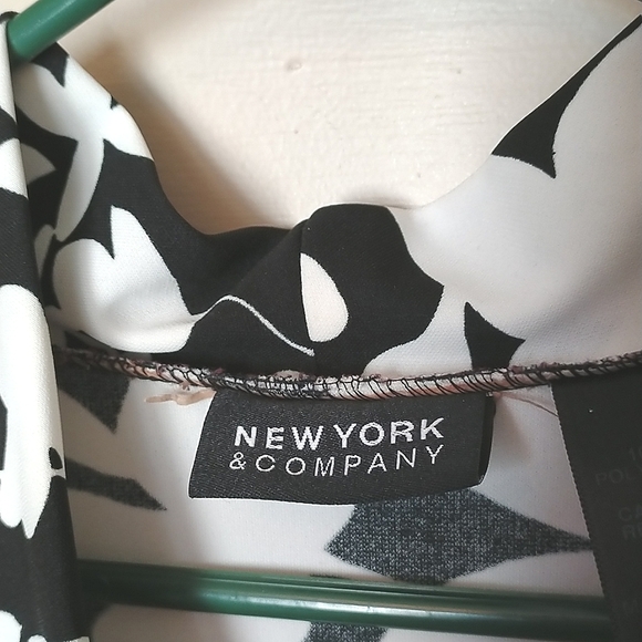 GUC New York & Company Size L Black & White Floral Cowl Neck Sleeveless … - Picture 4 of 10